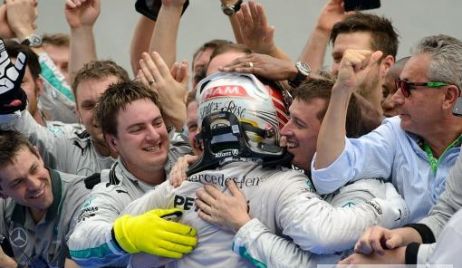 El campeón Hamilton ganó el Gran Premio de Fórmula 1 en Bahrein