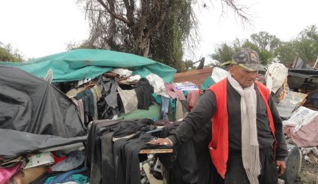 Un anciano incapacitado sobrevive en medio de chatarra en Calchaquí