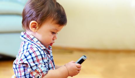 ¿A qué edad se le debe dar un celular a un niño?