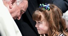 El Papa recibió a la niña que pidió verlo antes de quedarse ciega 