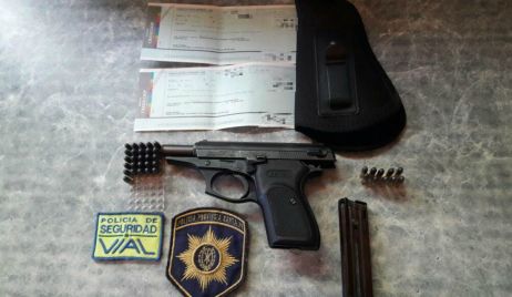 Agentes de la Policía de Seguridad Vial aprehendieron a un hombre con un arma de fuego que intentó sobornarlos