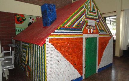 La casita de los cuentos recubierta con tapitas en Calchaquí