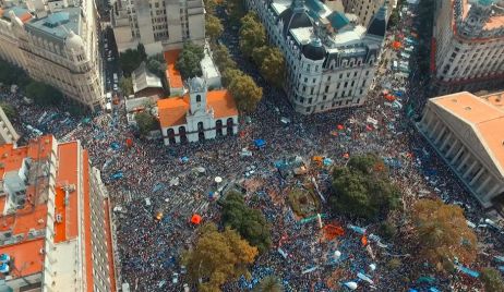 Multitudinario acto docente en plaza de Mayo