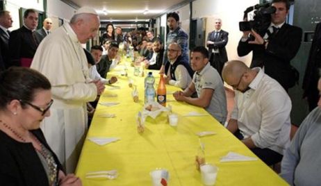 EL PAPA ALMORZÓ CON PRESOS EN UNA CÁRCEL DE MILÁN,ENTRE ELLOS UNA ARGENTINA.