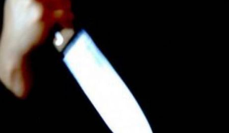 Le dieron un puntazo y el arma quedó clavada un su antebrazo.