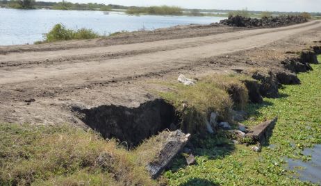 EL ARROYO GOLONDRINA CRECIÓ MAS DE CINCO CENTÍMETROS Y AMENAZA CON LLEVARSE PARTE DE LA RUTA.