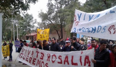 A un mes de su desaparición se movilizaron frente a la Fiscalía .