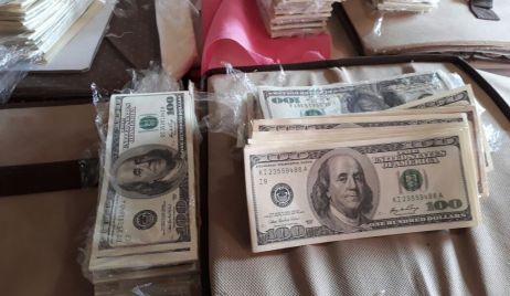 SECUESTRAN 1 MILLÓN DE DÓLARES ESTADOUNIDENSES FALSOS OCULTOS EN EL INTERIOR DE CAJAS