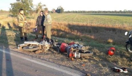 Quiso pasar un camión y chocó tres motos