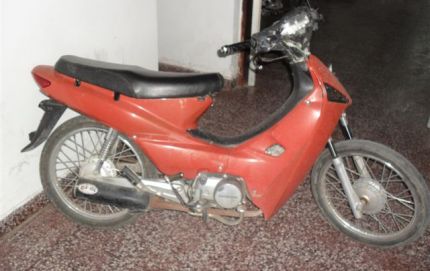 AUTO CHOCA MOTO DENTRO DE UNA PROPIEDAD
