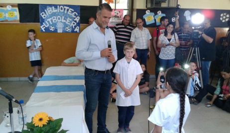 Se inauguró la Biblioteca Futbolera “Gabriel Batistuta” en la escuela N° 6044 de Reconquista