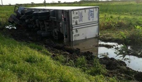Volcó y se incendió  un camión que transitaba por Ruta 11