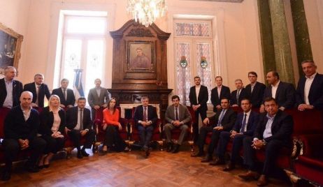 Trece gobernadores en una foto apoyando la reforma previsional