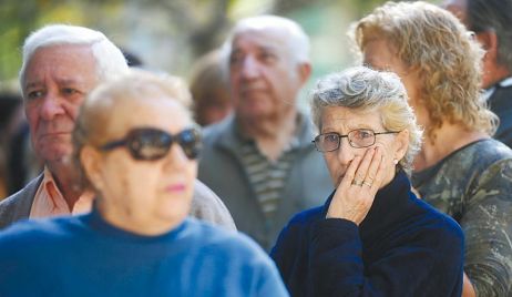 Macri firmó el decreto del bono para jubilados, pensionados y beneficiario de la AUH