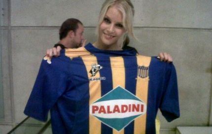 La Sueca de Tinelli posó sonriente con la camiseta de Rosario Central para alegría de los canallas