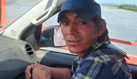 Vio caer a una nena del puente y saltó: el changarín que se convirtió en héroe