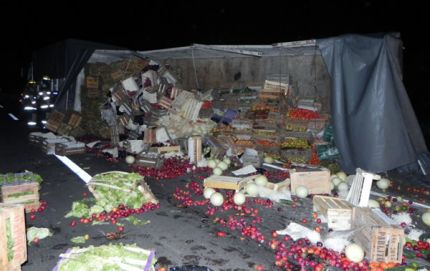 Volcó un camión cargado de verduras en la Ruta 11