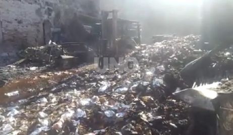 DEPOSITO CON COLCHONES, ALIMENTO Y CHAPAS QUE DEBIAN VENIR AL NORTE PROVINCIAL SE QUEMARON