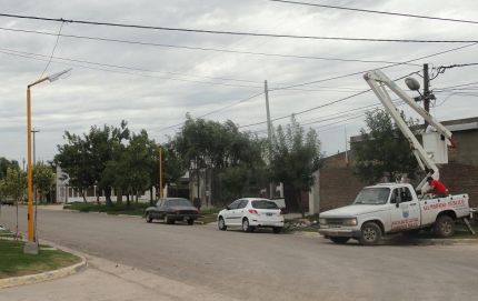 Instalan nueva iluminación sobre calle Roque Sáenz Peña