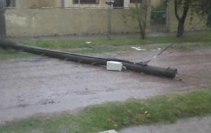 POSTE TELEFÓNICO Y PILARES DE LUZ DOMICILIARIOS CAYERON EN LA TORMENTA 