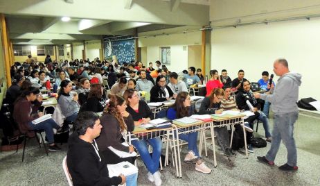 Se requiere urgente desdoblamiento de un curso con 167 alumnos.