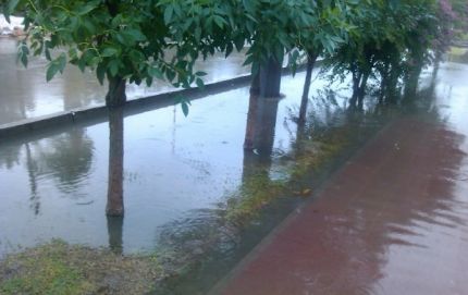 CON GRAN CANTIDAD DE AGUA CAIDA VERA ES UNA POSTAL DE VENECIA