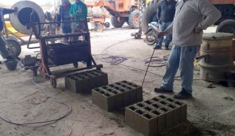 FORTÍN OLMOS: La comuna local adquirió recientemente una máquina para construir ladrillos de bloques de hormigón armado.  