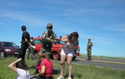 Auto cae a zanjón lleno de agua y los rescataron a tiempo