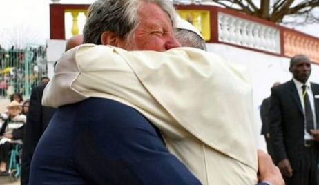 Emoción en el abrazo de Francisco a su «viejo alumno», el padre Opeka, en la Ciudad de la Amistad