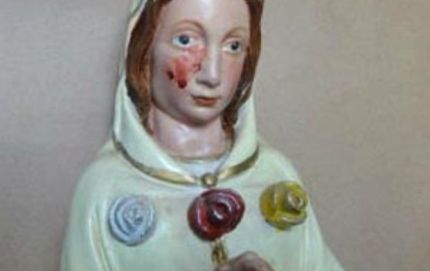 Centeno conmovida porque otra imagen de la Virgen Rosa Mística llora lágrimas de sangre
