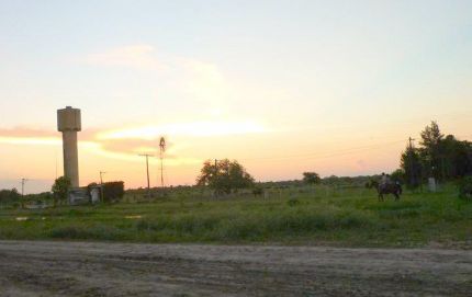UNA VECINA MANIFIESTA SU MALESTAR POR EL MAL SERVICIO DE AGUA CORRIENTE EN EL KM 101 POZO DE LOS INDIOS.