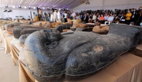 Egipto presentó al mundo los 59 sarcófagos de 2.600 años de antigüedad que descubrió con momias intactas en su interior
