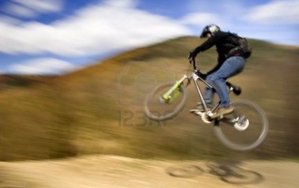 Un adolescente biker está grave luego de una pirueta