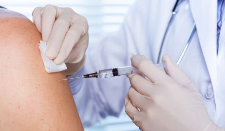 DESPUÉS DEL PERSONAL DE SALUD VACUNARÁN A MAYORES DE 70 AÑOS.