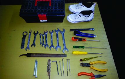 MENORES SUSTRAJERON CAJA DE HERRAMIENTAS Y ZAPATILLAS TOPPER