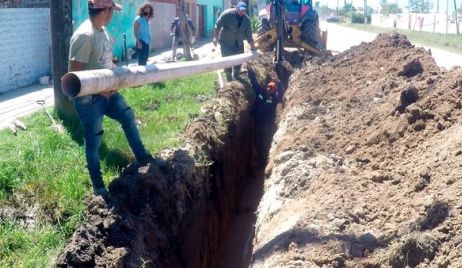 Avanza la obra de la red troncal de desagües cloacales por calle Hipólito Irigoyen