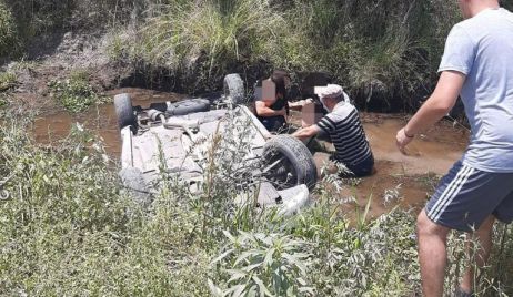 GARABATO: POLICIAS RESCATAN A UNA MUJER Y SU HIJA QUE SE ENCONTRABAN ATRAPADAS EN UN VEHÍCULO DENTRO DE UN ZANJÓN