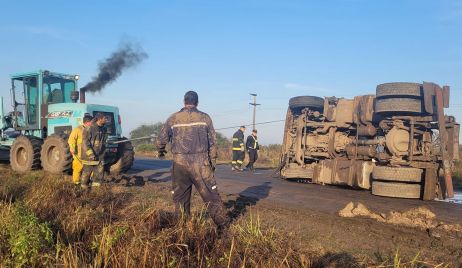 Vuelco de camión jaula sobre Ruta 11