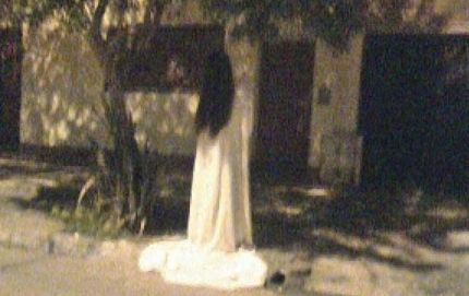 Fotografían a mujer de blanco en rito satánico