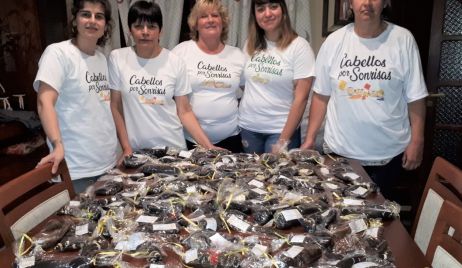 SE CONCRETÓ LA ENTREGA DE LO OBTENIDO EN LA CAMPAÑA CABELLOS POR SONRISAS