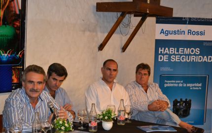  Amplia participación ciudadana en la presentación del libro de Agustín Rossi