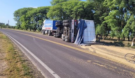 Volcó el acoplado de un camión sobre Ruta 11