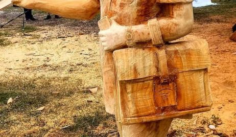CON LA ESCULTURA “MAESTRA DEL INTERIOR”, TOMÁS FRANZOI GANÓ EL PRIMER PREMIO.