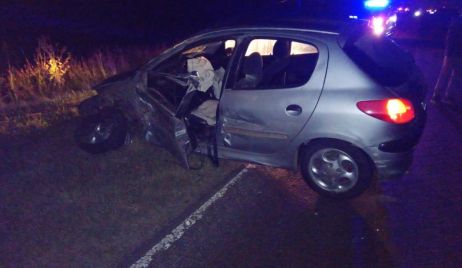 Un auto fue embestido por un camión.