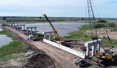 SE COMENZARON A COLOCAR LAS VIGAS DEL NUEVO PUENTE SOBRE EL ARROYO PARANÁ MINÍ EN VILLA OCAMPO