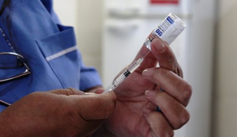 Covid-19: la nueva variante aun no llegó a Santa Fe pero recomiendan reforzar la vacunación