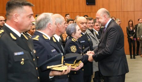 SE CONDECORÓ A LAS MÁXIMAS AUTORIDADES DE LA POLICÍA DE LA PROVINCIA