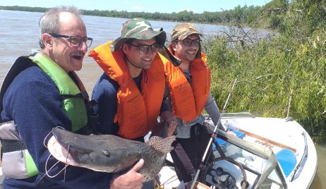PESCA DEL SURUBI: CON UN EJEMPLAR DE 125 CM ANDRES FRANCO JUNTO A ALFREDO SINCHI, PADRE E HIJO, DE LA PEÑA «MIMI» DE RECONQUISTA SON LOS GANADORES