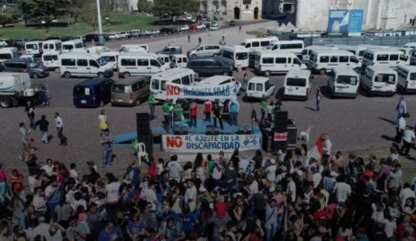 Reclamo de asistencia a la discapacidad y contra el DNU