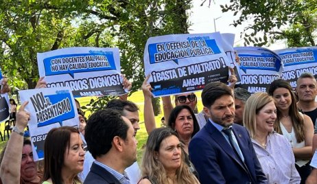 Pullaro pasó por San Lorenzo y las docentes se manifestaron
